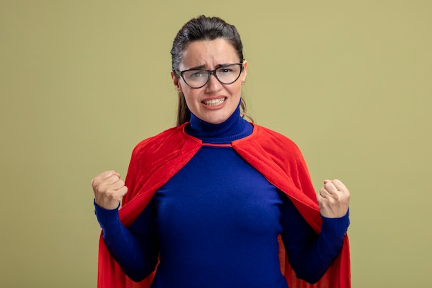 Photo gratuite joyeuse jeune fille de super-héros portant des lunettes montrant oui geste isolé sur fond vert olive