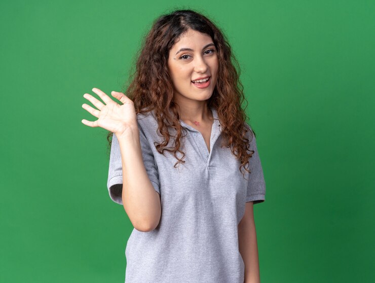Photo gratuit joyeuse jeune jolie fille caucasienne faisant un geste de salut