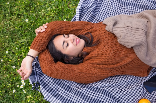 Joyeuse jolie fille se détendre dans le parc du printemps