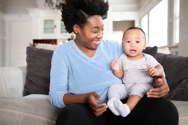 Joyeuse mère afro-américaine en regardant son fils