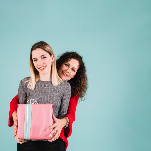 Photo gratuite joyeuse mère et fille avec présent