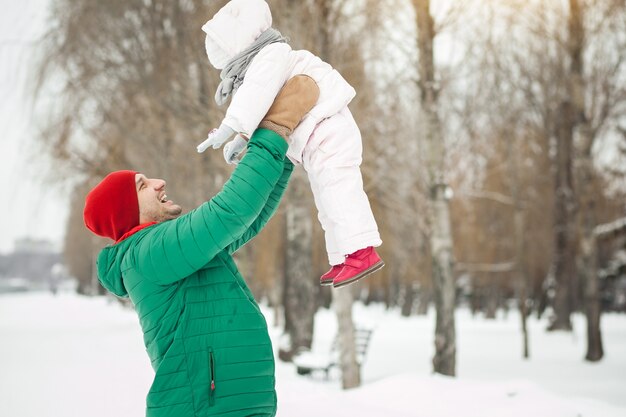 Joyeuse neige promenade mère famille