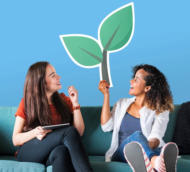 Joyeuses femmes tenant une icône de plante