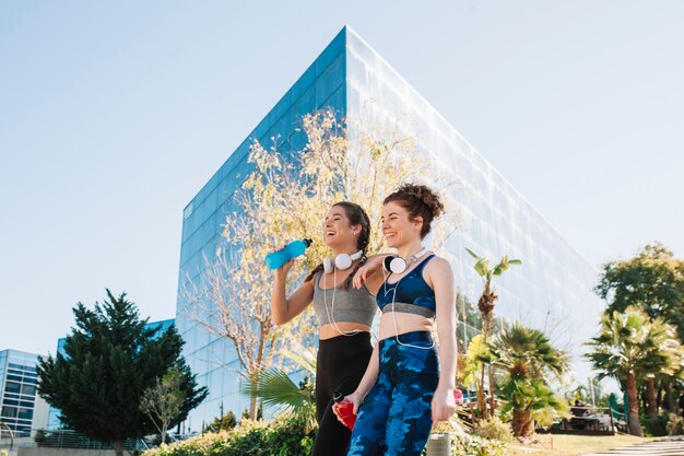 Joyeuses filles relaxantes après l&#39;entraînement