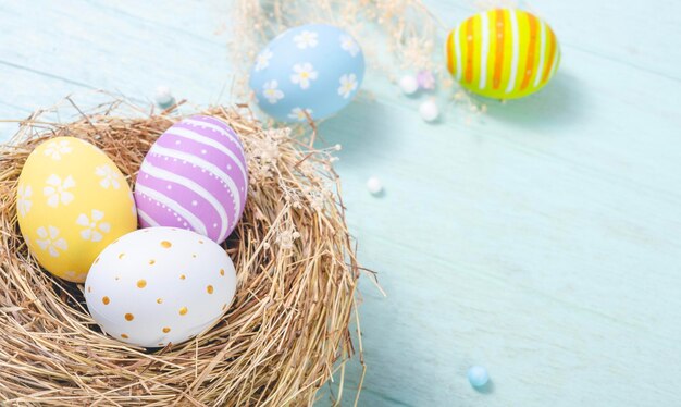 Joyeuses pâques oeufs de pâques sur fond de bois