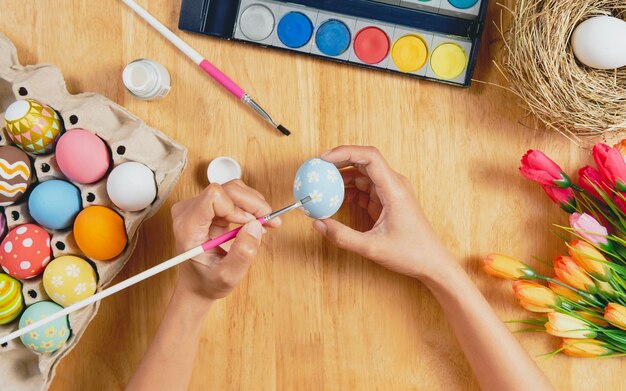 Joyeuses pâques Oeufs peints de Pâques sur une table rustique en bois pour votre décoration en vacances