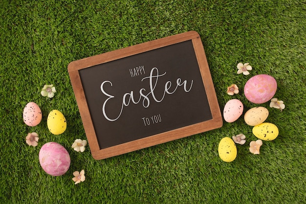 Photo gratuite joyeuses pâques panneau en bois avec des oeufs et des fleurs