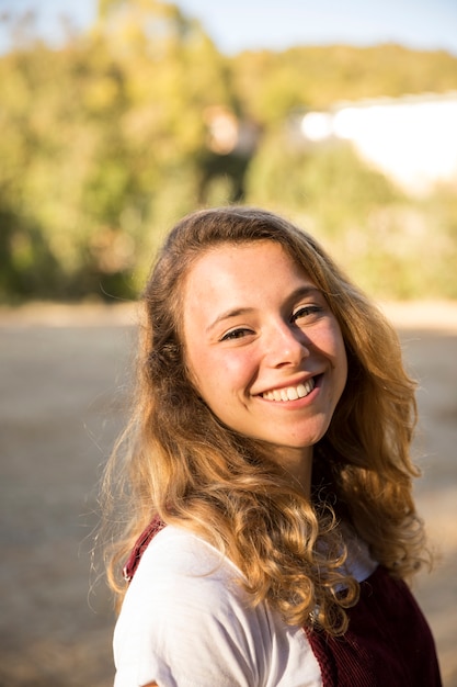 Joyeux adolescent souriant dans le parc