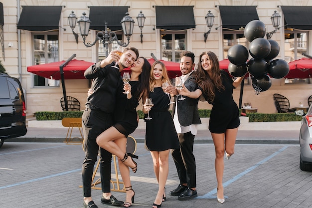 Joyeux Amis Buvant Du Champagne à La Fête En Plein Air