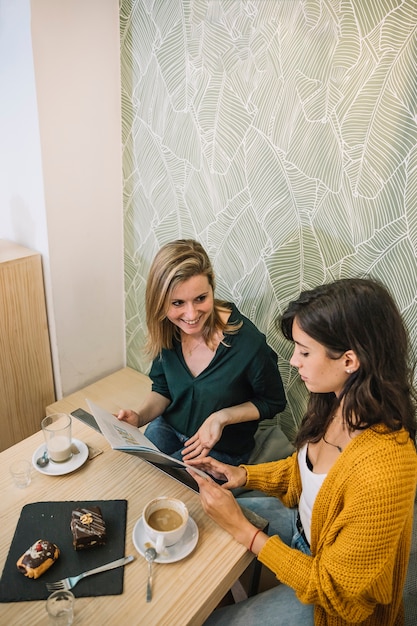 Joyeux amis, lecture de menu au café