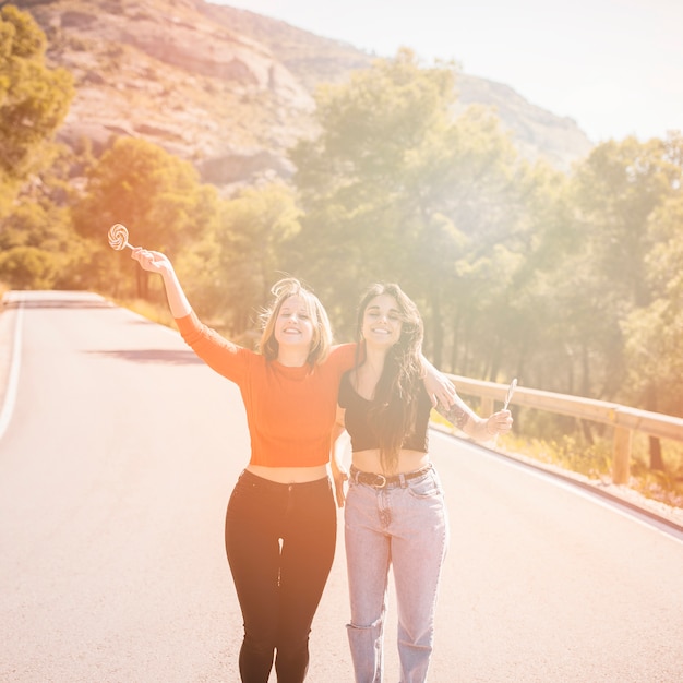 Photo gratuite joyeux amis sur la route de campagne