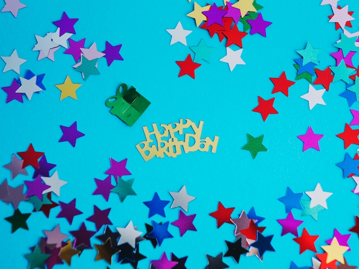 Photo gratuit joyeux anniversaire et confettis d&#39;étoiles