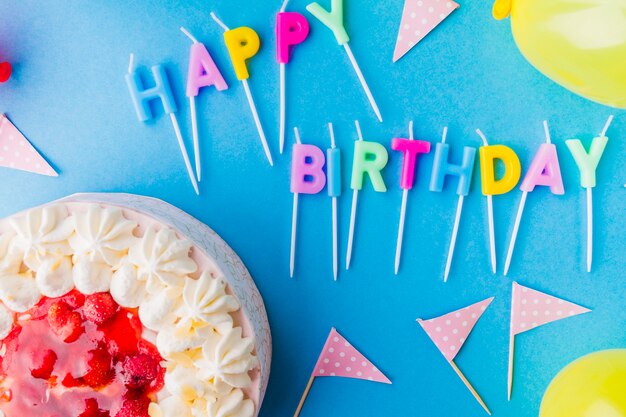 Joyeux anniversaire, écriture et gâteau