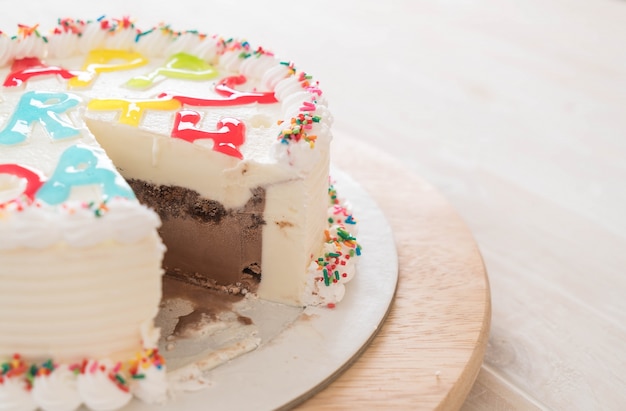 Joyeux anniversaire, gâteau sur table