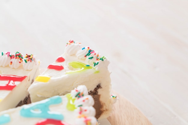 Joyeux anniversaire, gâteau sur table