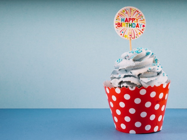 Photo gratuite joyeux anniversaire signe en cupcake