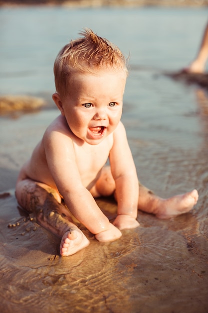 Photo gratuite joyeux bébé jouant dans la plage