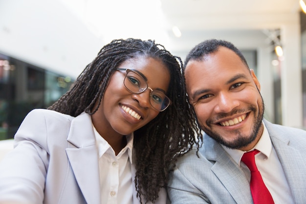 Joyeux collègues d'affaires souriant