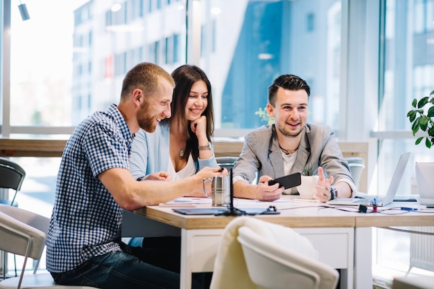 Joyeux collègues discutant de la nouvelle stratégie de travail