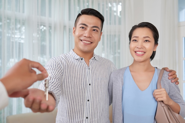 Joyeux couple achetant appartement