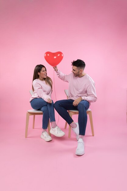 Joyeux couple avec ballon coeur