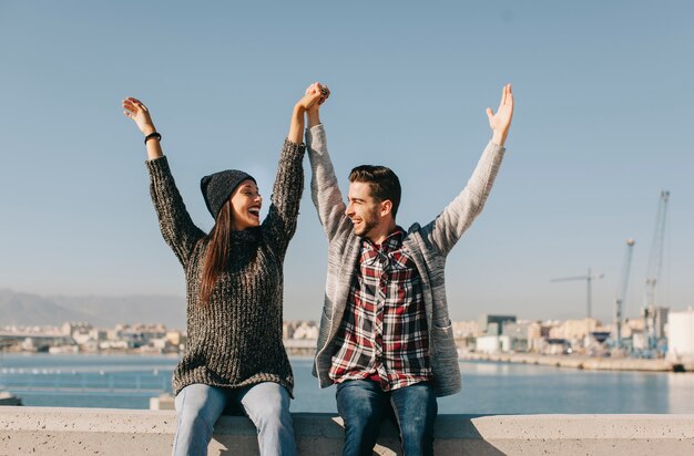 Joyeux couple dans la zone portuaire