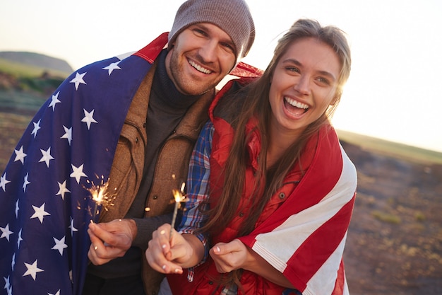 Photo gratuite joyeux couple à la mode