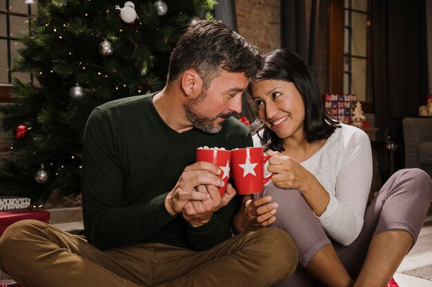 Joyeux couple de personnes âgées en vedette avec affection