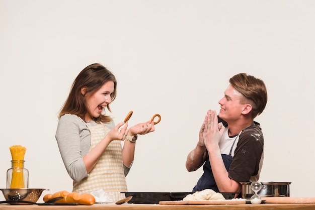 Joyeux couple prépare des pâtisseries et s'amuse