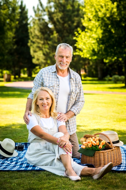 Joyeux couple en regardant la caméra