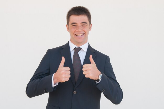 Joyeux diplômé ou stagiaire heureux de commencer sa carrière