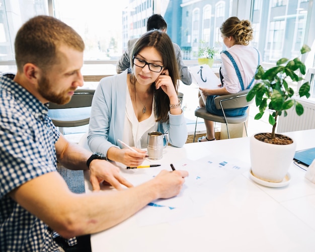 Joyeux employés de bureau avec des papiers