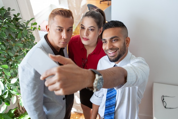 Photo gratuite joyeux employés de bureau se moquer et s'amuser