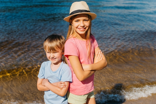 Joyeux enfants souriants sur la côte