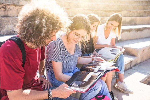 Joyeux étudiants étudient dans les escaliers