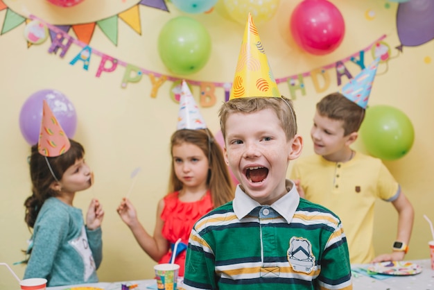 Photo gratuite joyeux garçon célébrant l'anniversaire avec des amis