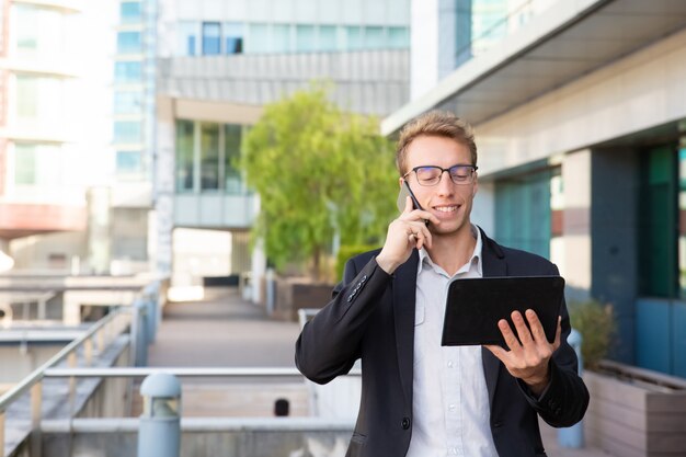 Joyeux gestionnaire parlant au téléphone