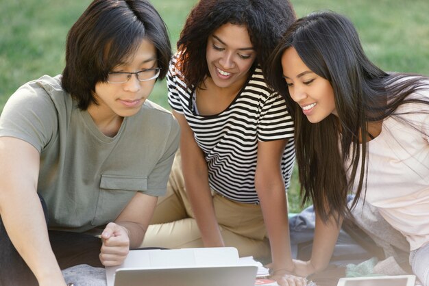 Joyeux groupe d'étudiants multiethniques étudiant