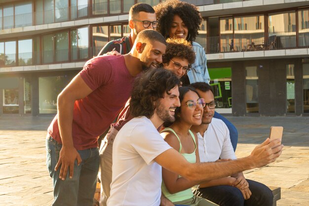 Joyeux interracial joyeux groupe prenant selfie