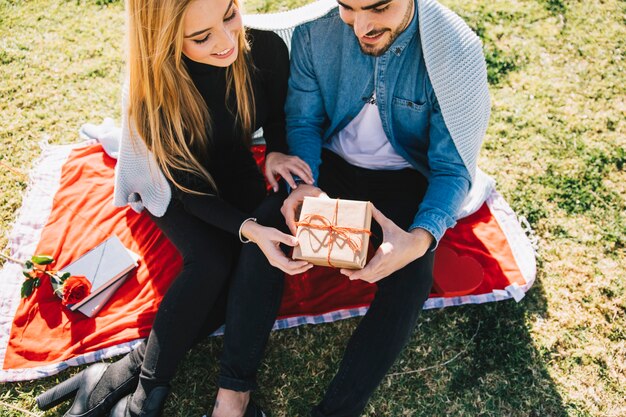 Joyeux jeune couple avec un cadeau d&#39;anniversaire