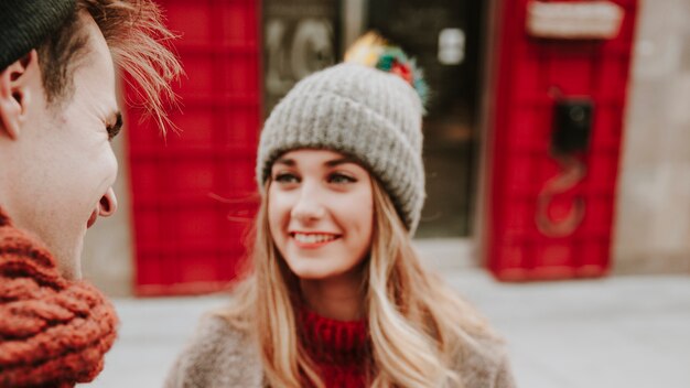 Joyeux jeune homme et une femme dans la rue