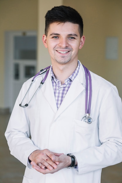 Photo gratuite joyeux jeune médecin à l'hôpital