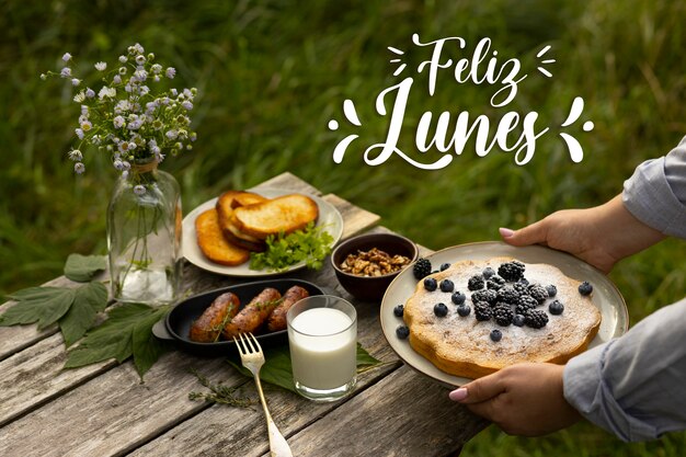 Photo gratuite joyeux lundi avec les mains tenant la tarte