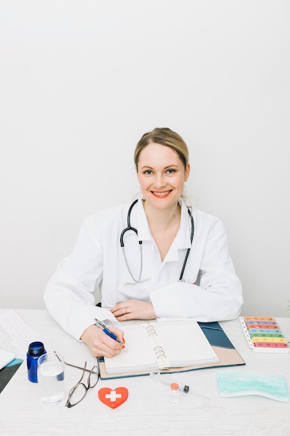 Joyeux médecin travaillant au bureau