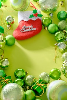Joyeux noël et bonne année concept avec les boules de célébration couleur verte autre décoration