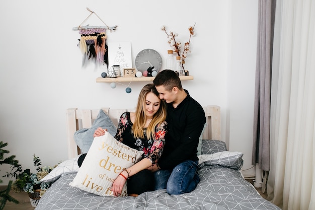 Joyeux Noël. Jeune couple célébrant Noël