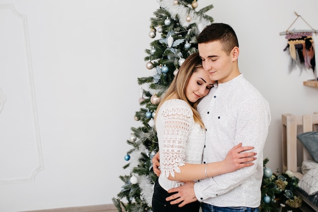 Joyeux Noël. Jeune couple célébrant Noël