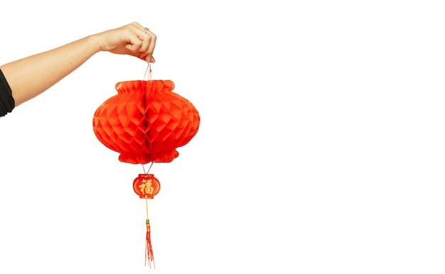 Joyeux nouvel an chinois 2020. Main féminine tenant une lanterne rouge isolée sur fond blanc de studio. Célébration, décoration, concept de vacances. Copyspace pour votre annonce.