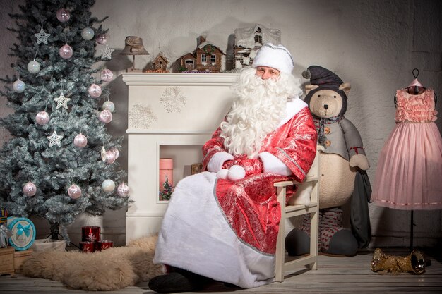 Joyeux père Noël assis sur les décorations de Noël