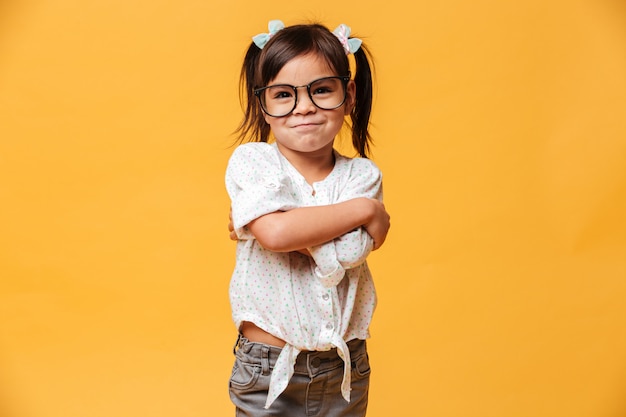 Photo gratuite joyeux petit enfant fille portant des lunettes